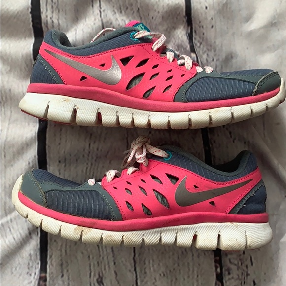 Girls Nike flex 2013 run sneakers size 5Y - Picture 2 of 5